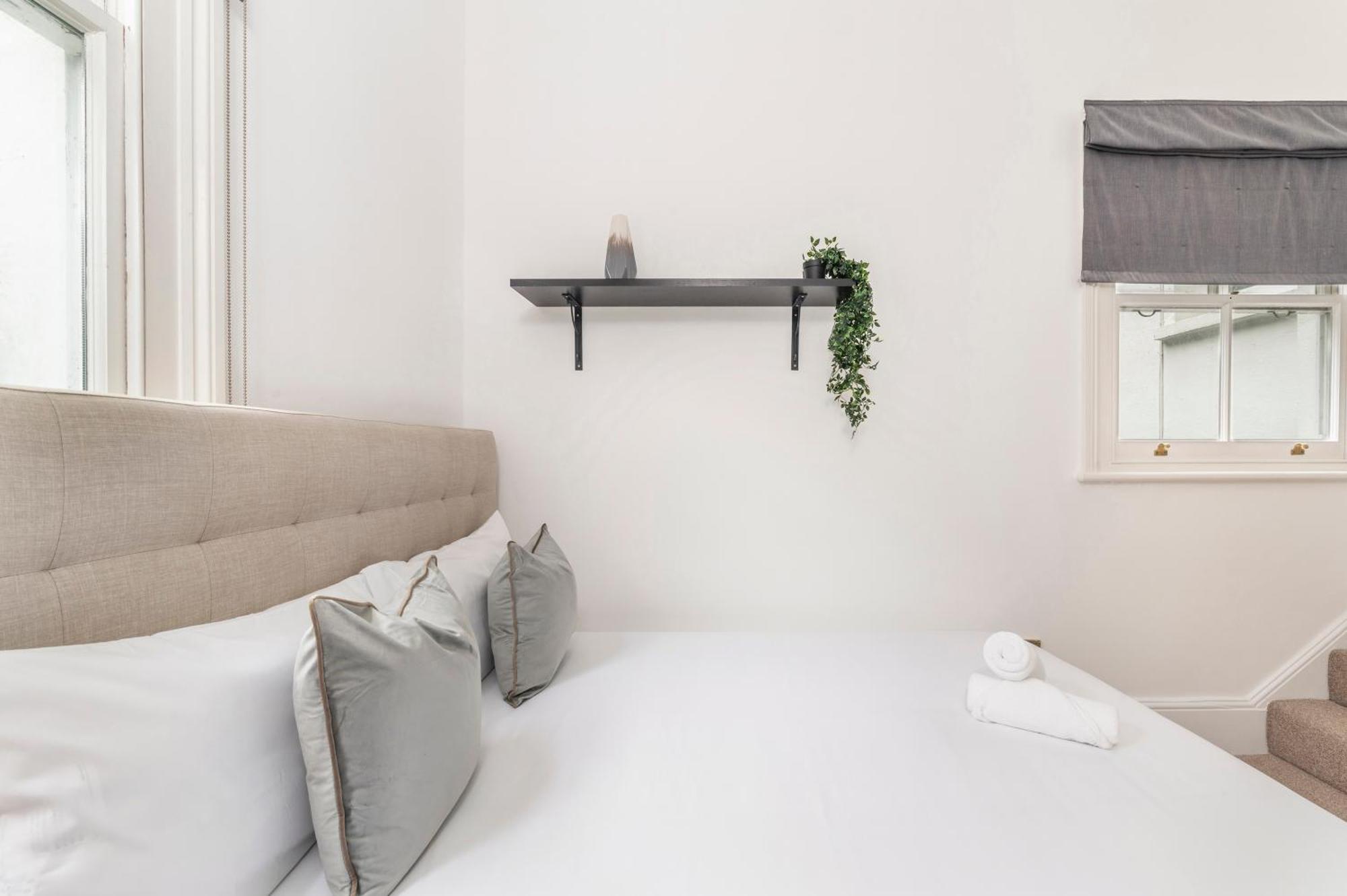2 Min Walk Earls Court Station - Luxury 2 Bedroom Flat Londra Exterior foto