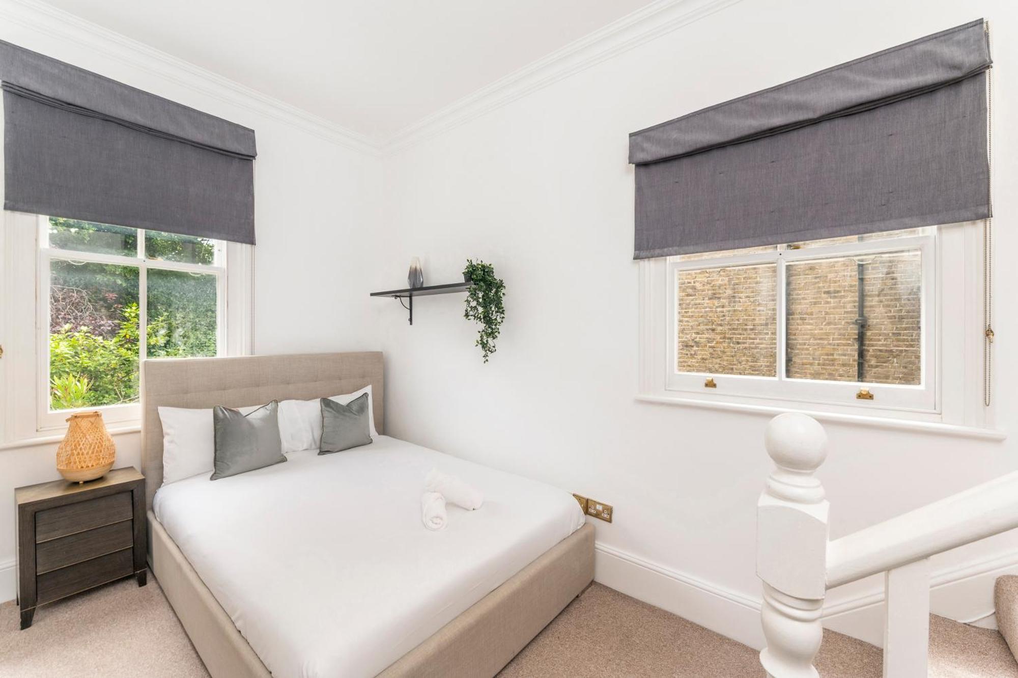 2 Min Walk Earls Court Station - Luxury 2 Bedroom Flat Londra Exterior foto