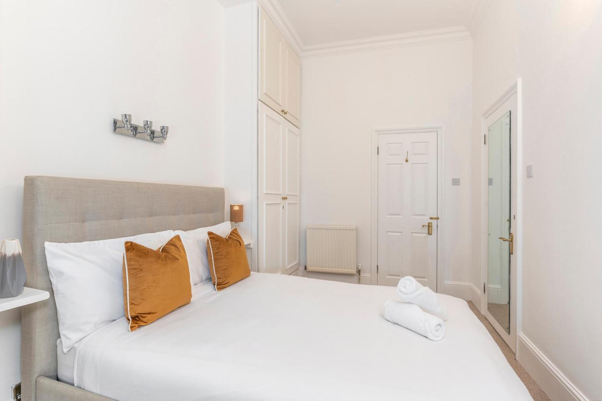 2 Min Walk Earls Court Station - Luxury 2 Bedroom Flat Londra Exterior foto