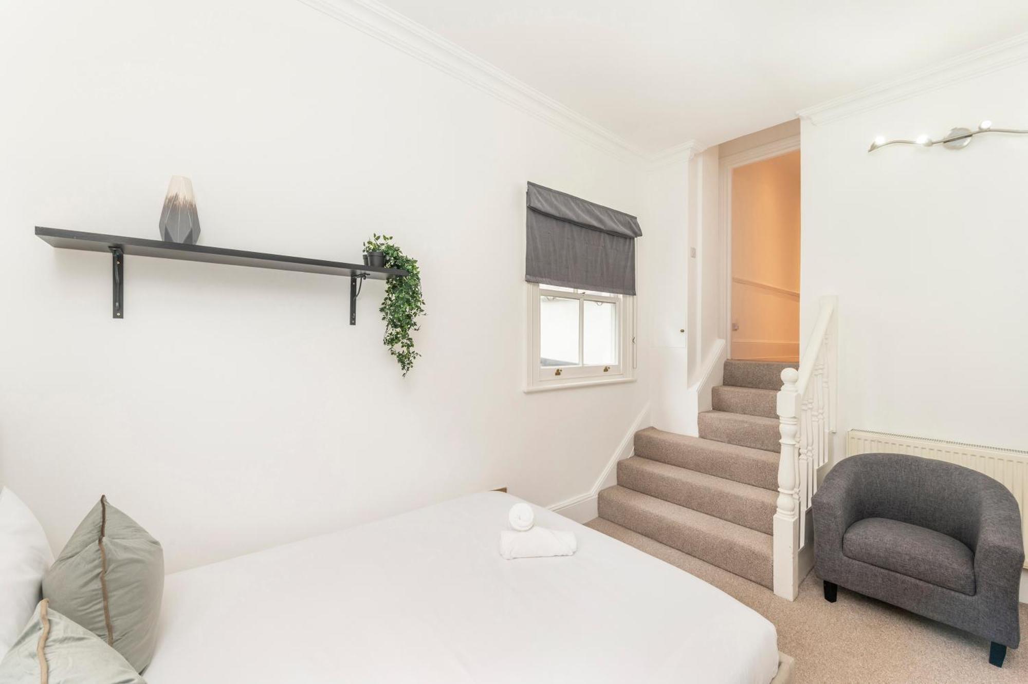 2 Min Walk Earls Court Station - Luxury 2 Bedroom Flat Londra Exterior foto